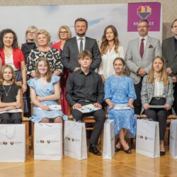 Tegoroczni laureaci z opiekunami i prezydentem Katowic