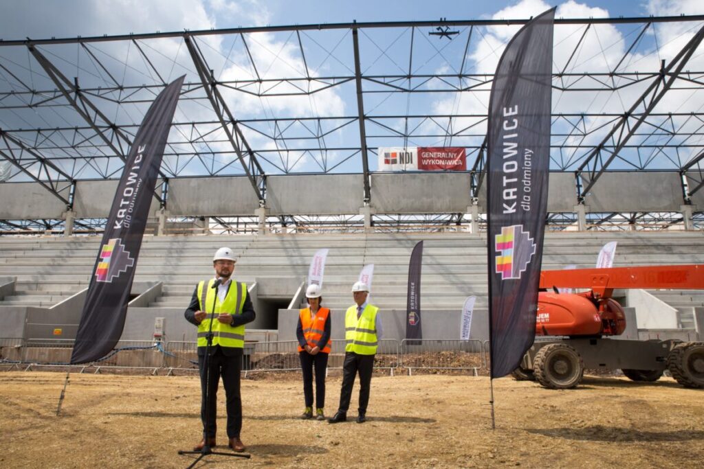 Na kostrukcji dachu stadionu miejskiego zawisła wiecha