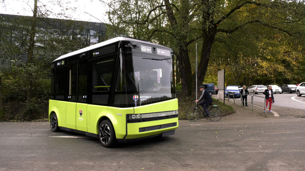 Autonomiczny minibus testowany w Dolinie Trzech Stawów